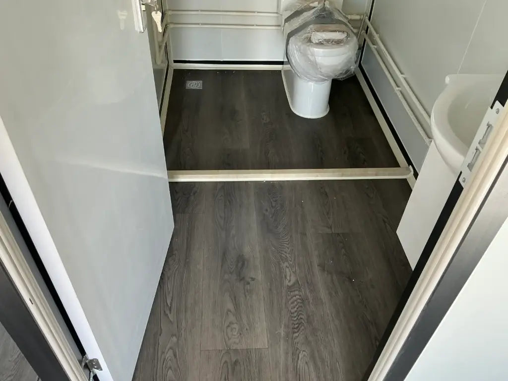 Mobile living unit / Tiny home with bathroom