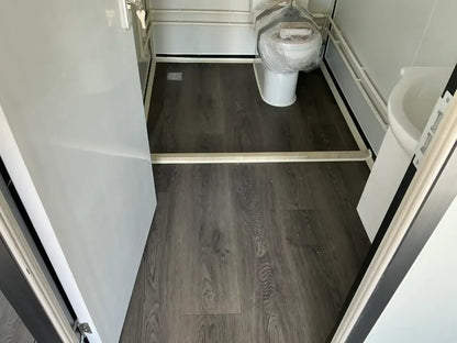 Mobile living unit / Tiny home with bathroom
