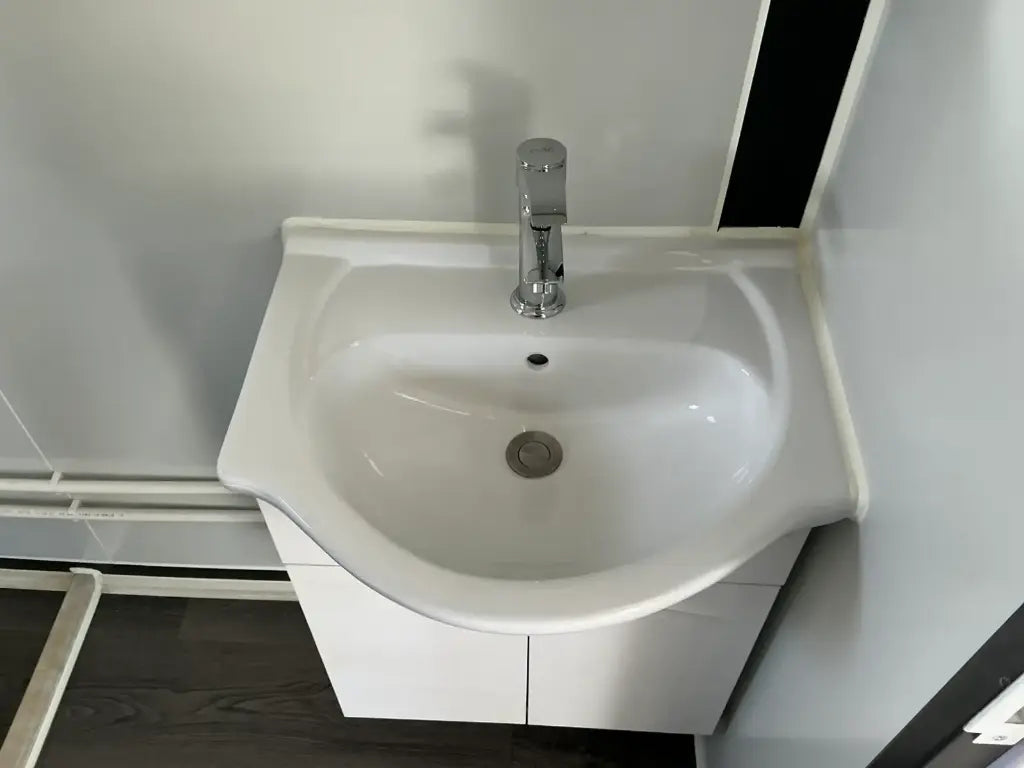 Mobile living unit / Tiny home with bathroom