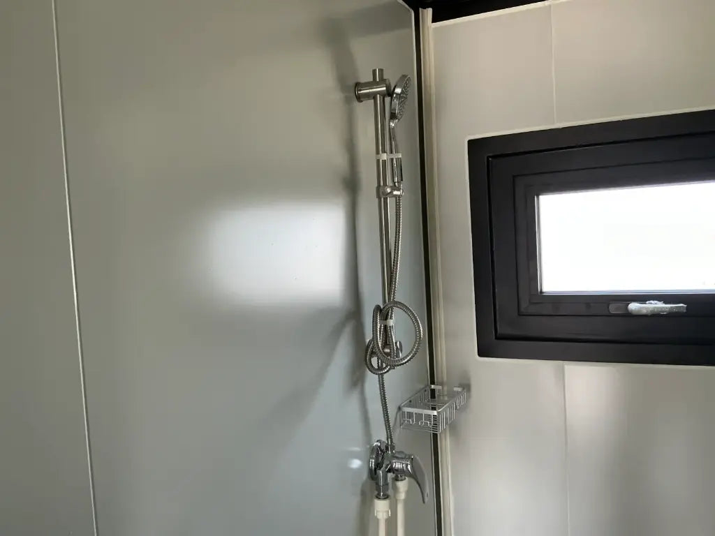 Mobile living unit / Tiny home with bathroom