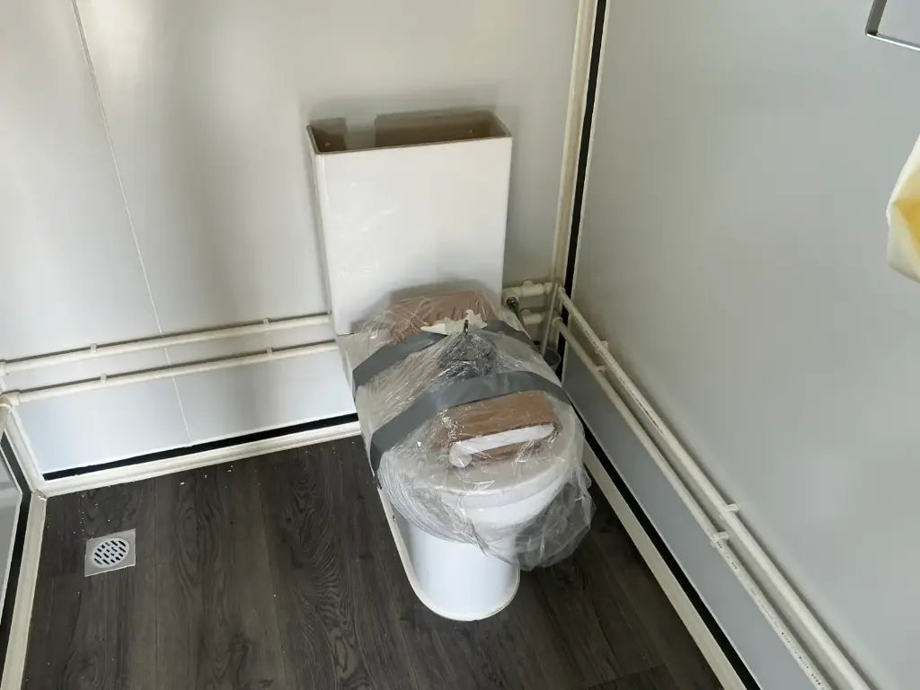Mobile living unit / Tiny home with bathroom