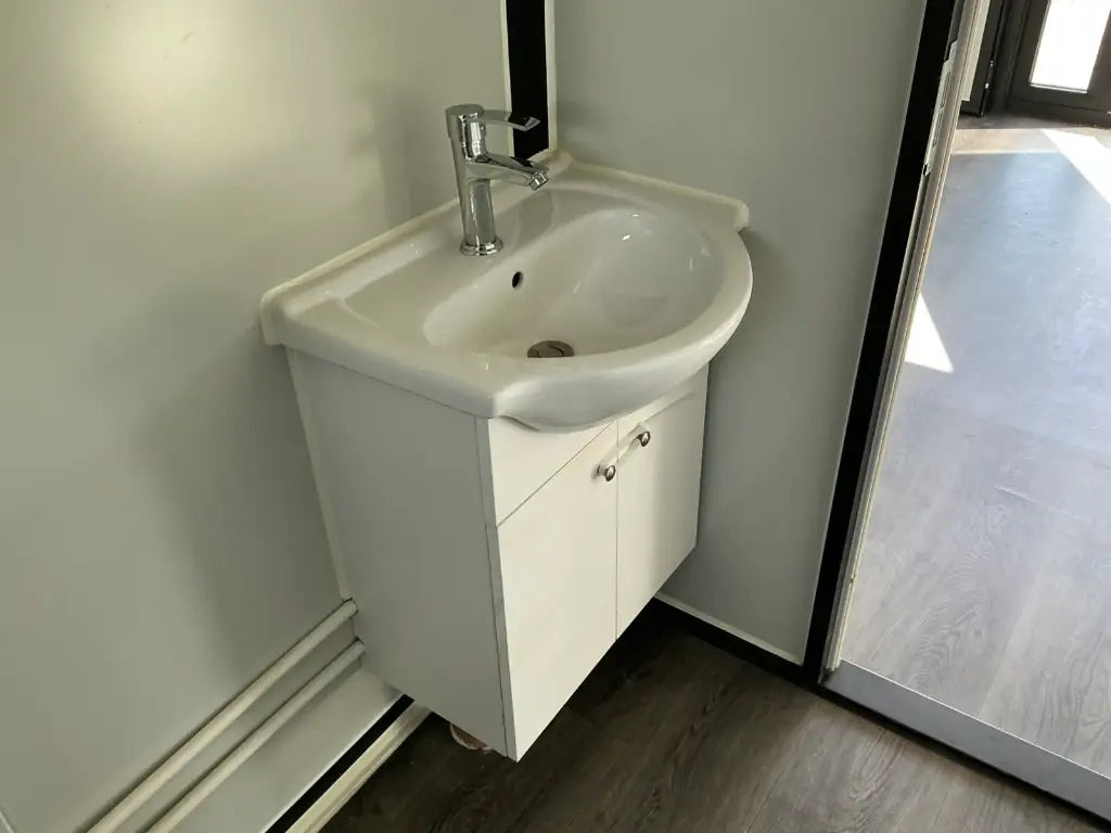 Mobile living unit / Tiny home with bathroom
